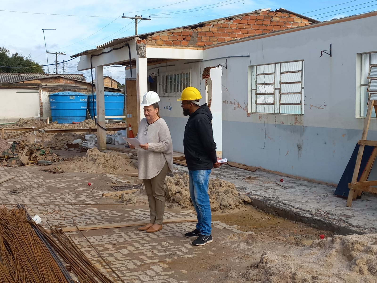 SECRETÁRIA DE EDUCAÇÃO VISITA OBRAS EM ESCOLAS DE TAPES