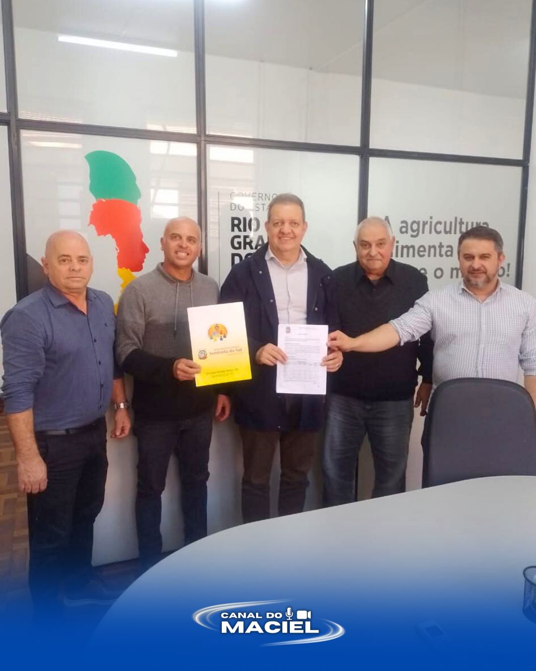 PREFEITO DE SENTINELA DO SUL E COMITIVA SE REÚNEM COM SECRETÁRIO ESTADUAL DA AGRICULTURA