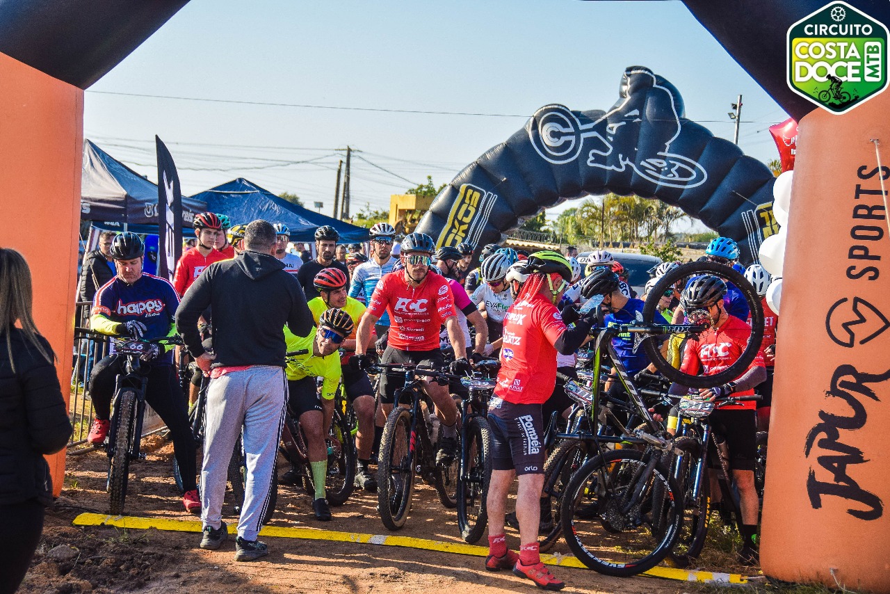 MAIS DE 350 ATLETAS PEDALAM FORTE NA 3ª ETAPA DO CIRCUITO COSTA DOCE DE MTB EM BARRA DO RIBEIRO
